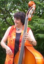 ...die herzigste Bassistin der Welt